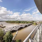 2-Bed Penthouse With Unique River Views - Located In London\'S Iconic Building