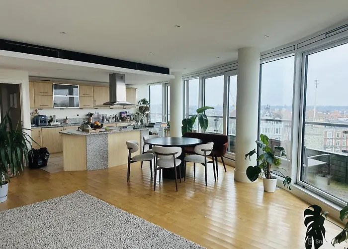 2-Bed Penthouse With Unique River Views - Located In London\'S Iconic Building