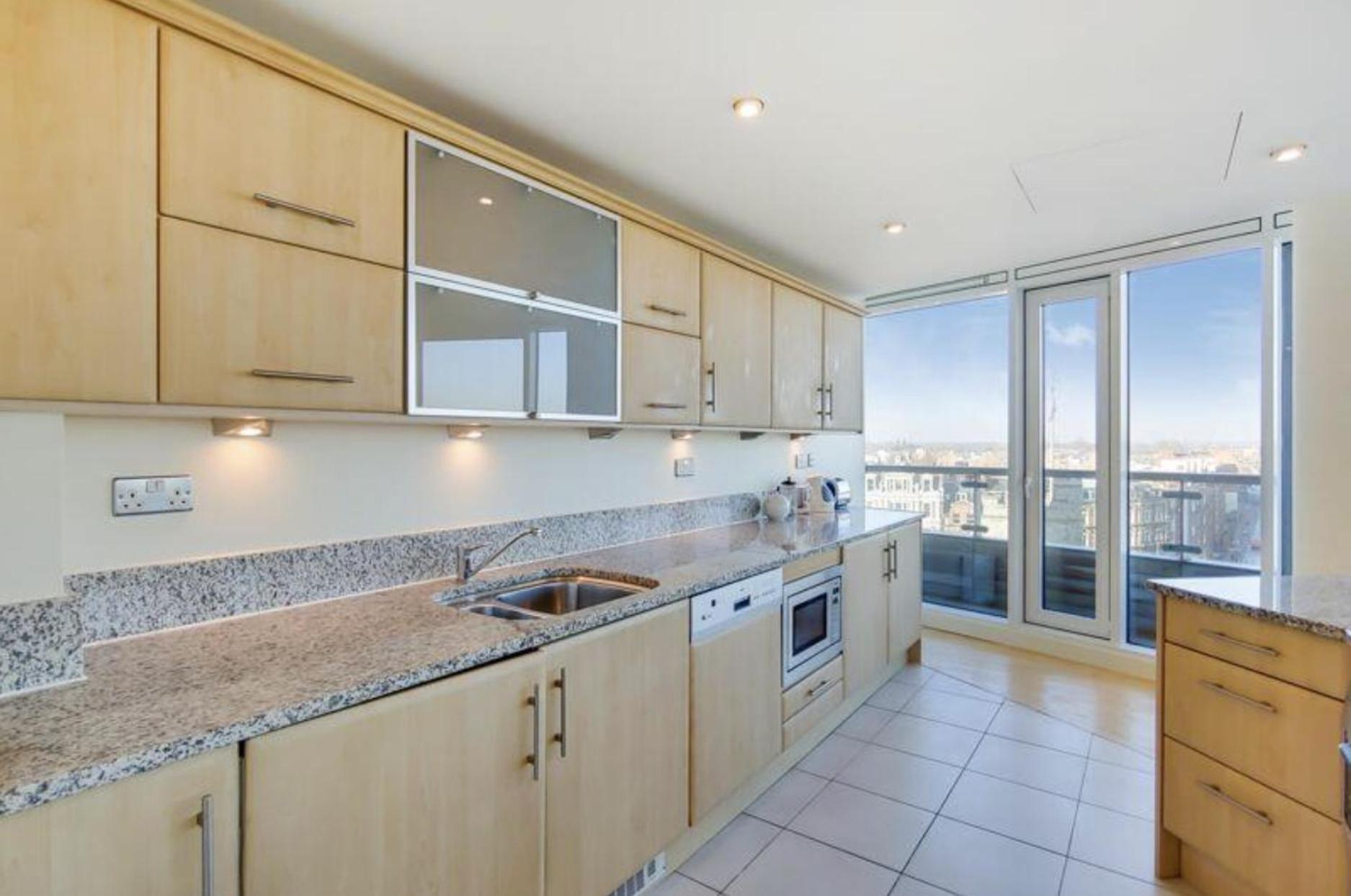 2-bed Penthouse With Unique River Views - Located In London's Iconic Building Londra