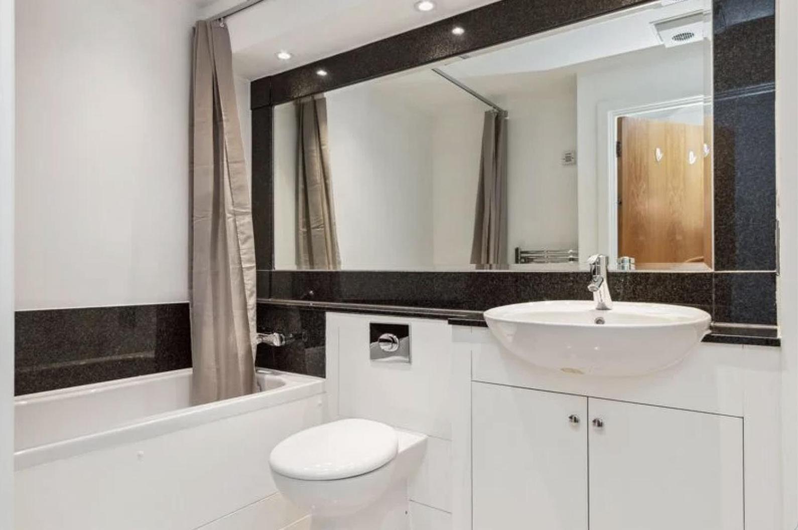 2-bed Penthouse With Unique River Views - Located In London's Iconic Building *